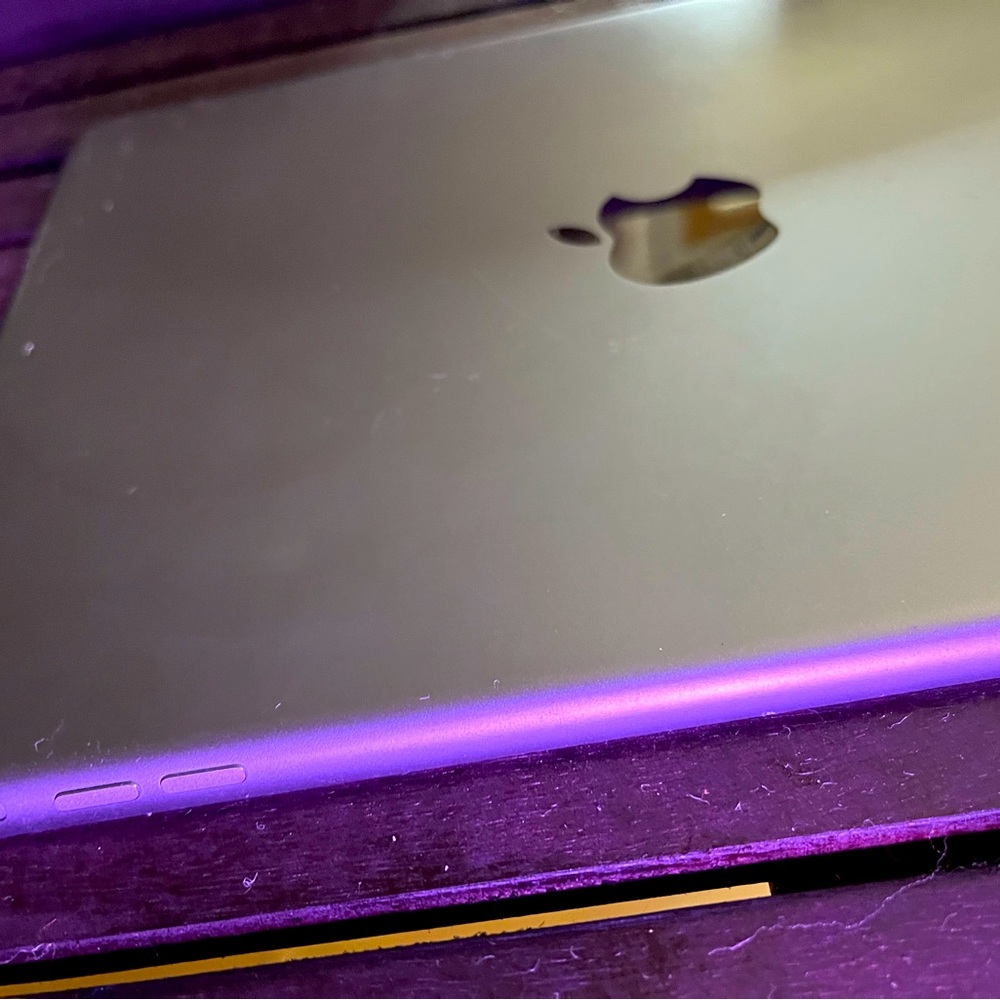 NON-FUNCTIONAL Older Gen IPad